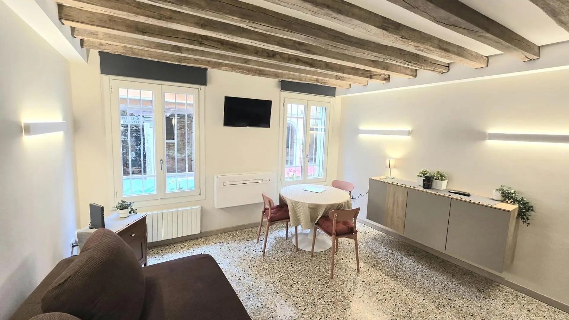 Cozy Studio With Canal View Venice