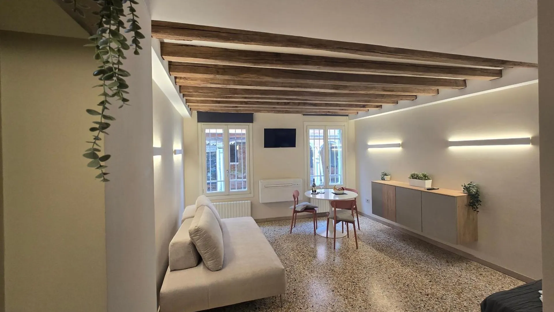 Cozy Studio With Canal View Venice Apartment