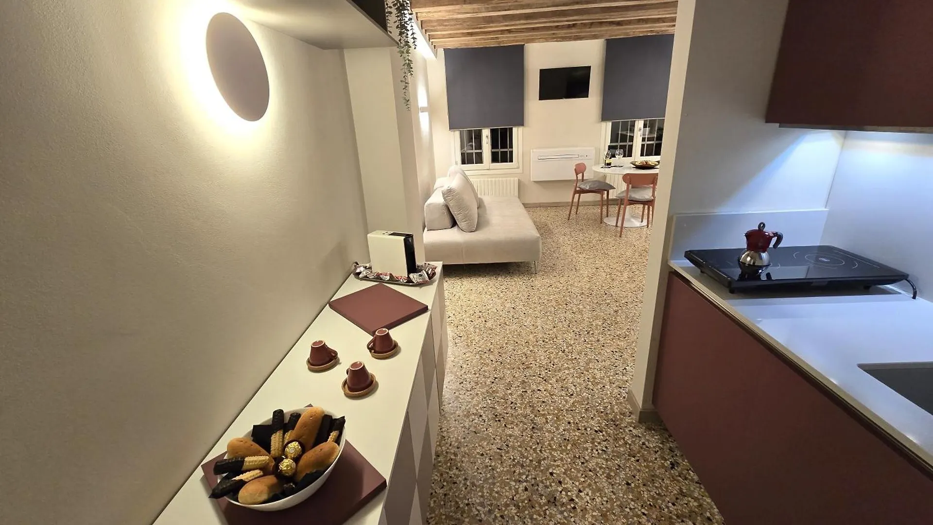 Cozy Studio With Canal View Venice